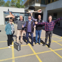 23 mai : M Franck Bunel , élu, et l'équipe du MACE au montage du grand BARON