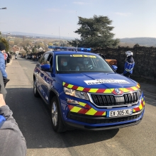 Les forces de sécurité travaillent de concert pour assurer la sécurité du parcours et des cyclistes 