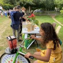 Consultation citoyenne vitaminée : pédalez pour créer votre smoothie et répondez à l’enquête sur le DD