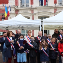 Rassemblement sur le parvis de la mairie 