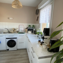 Cuisine aménagée d'un appartement de la résidence Les Cytises