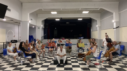 26 à 30 musiciens instrumentistes répètent salle Jean Monnet